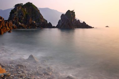 Tayvan, Yilan 'da Fenniaolin balıkçılık limanı yakınlarında bir sahil.