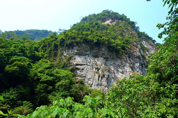 Shakadang Trail Ένα Μονοπάτι Σκαλισμένο Στον Τοίχο Ενός Μαρμάρινου Βράχου — Φωτογραφία Αρχείου