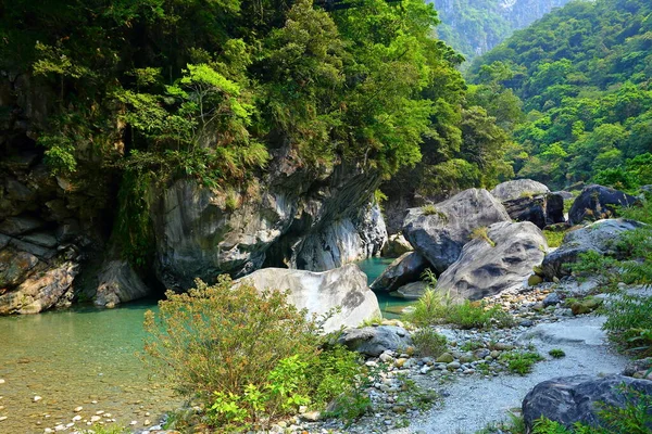 沙卡当小径 一条刻在台湾花莲塔鲁科国家公园大理石悬崖墙上的小径 — 图库照片