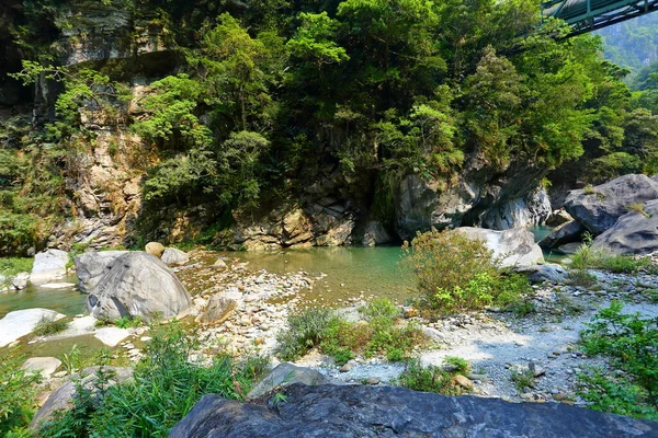 シャカダン歩道 太魯閣国立公園 台湾の大理石の崖の壁に刻まれたパス — ストック写真