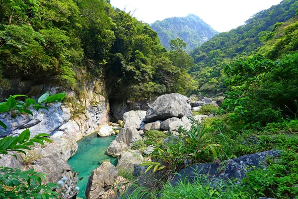 Shakadang Ösvény Egy Márványsziklafalba Vájt Ösvény Taroko Nemzeti Parkban Hualien — Stock Fotó