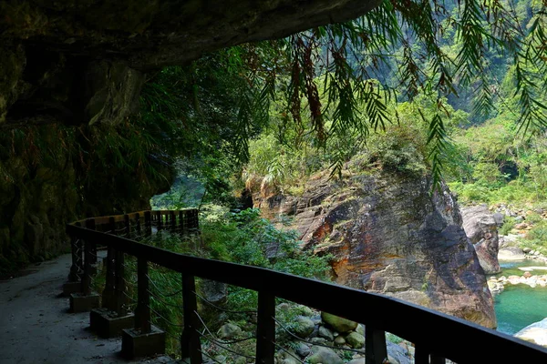 Shakadang Patikası, Taroko Ulusal Parkı 'ndaki mermer bir uçurumun duvarına oyulmuş bir patika, Hualien, Tayvan
