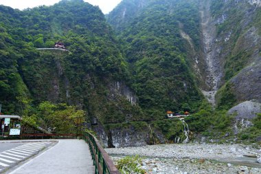 Hualien, Tayvan 'daki Taroko Ulusal Parkı' nda Sonsuz Bahar Tapınağı (Changchun Tapınağı)