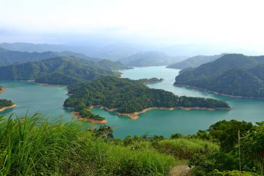 New Taipei, Tayvan 'daki Feitsui Rezervuarı' ndaki Timsah Adası Gözlem Güvertesi 'nden görüntü.