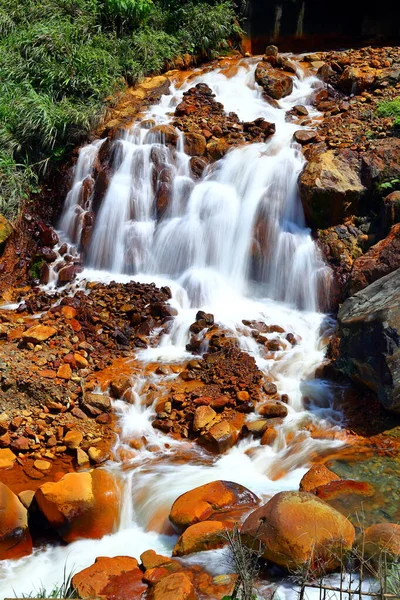 Cascata Oro Che Scorre Rocce Color Ruggine Suolo Causa Minerali — Foto Stock