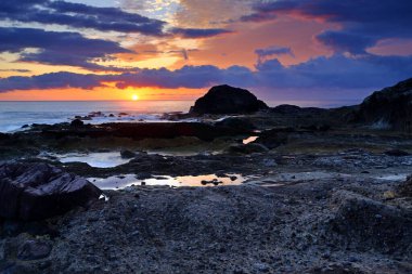 Tayvan 'ın doğusundaki Hualien' da bulunan doğal aşınmış taş merdiveni olan Shitiping Coastal Beneği.