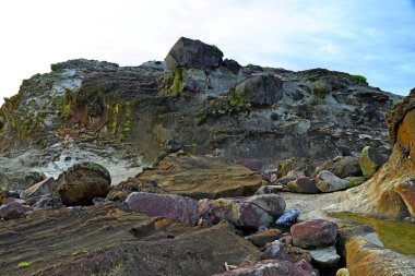Tayvan 'ın doğusundaki Hualien' da bulunan doğal aşınmış taş merdiveni olan Shitiping Coastal Beneği.