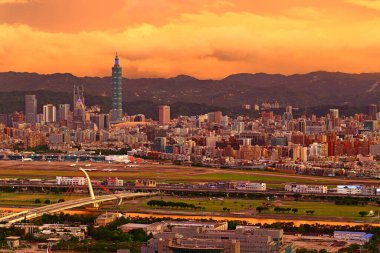Günbatımında şehir manzaralı modern Taipei şehri Tayvan 'ın başkentine bakıyor..