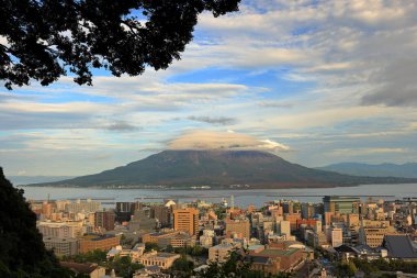 Shiroyama Park Gözlem Güvertesi, Japonya, Kagoshima 'daki Sakurajima volkanı manzarası için tepe.