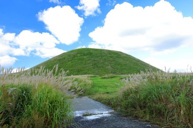 Komezuka, Aso, Kumamoto, Japonya 'da 50 metre yüksekliğinde bir volkanik koni.