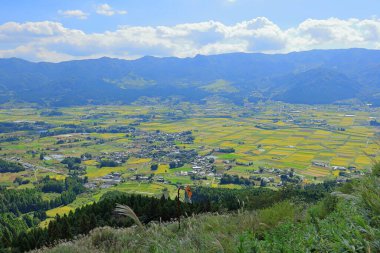 Kurokawa, Aso, Aso, Kumamoto, Japonya 'da aktif bir volkanik krater olan Aso Nakadake Krateri yakınlarındaki dağ manzarası