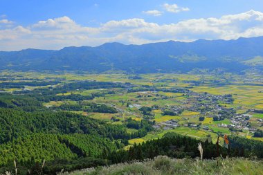 Kurokawa, Aso, Aso, Kumamoto, Japonya 'da aktif bir volkanik krater olan Aso Nakadake Krateri yakınlarındaki dağ manzarası