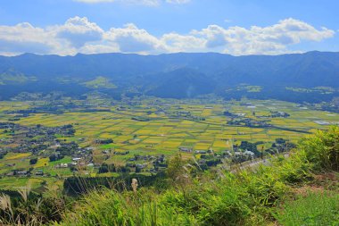 Kurokawa, Aso, Aso, Kumamoto, Japonya 'da aktif bir volkanik krater olan Aso Nakadake Krateri yakınlarındaki dağ manzarası