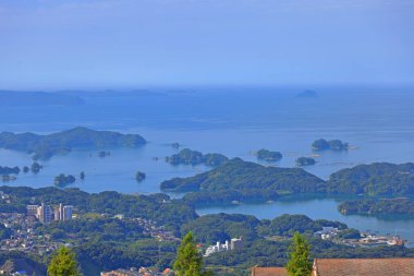 Yumihari Park Gözlem Güvertesi 'nden şehrin panoramik manzarasını ve Onocho, Sasebo, Nagasaki, Japonya' daki limanı gösteriyor.