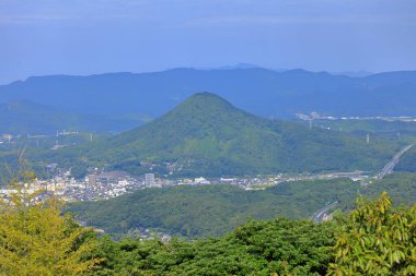 Yumihari Park Gözlem Güvertesi 'nden şehrin panoramik manzarasını ve Onocho, Sasebo, Nagasaki, Japonya' daki limanı gösteriyor.
