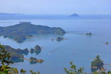 Ishidake Gözlemevi güvertesinden, Kujukushima (Funakoshicho, Sasebo, Nagasaki, Japonya 'daki Kujuku Adaları) manzaralı bir gözetleme noktası