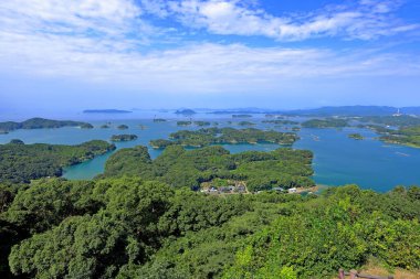 Shimofunakoshicho, Sasebo, Nagasaki, Japonya 'daki Kujukushima (Kujuku Adaları) manzaralı Tenkaiho Gözlemevi manzarası