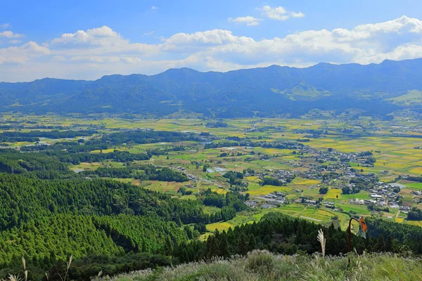 Kurokawa, Aso, Aso, Kumamoto, Japonya 'da aktif bir volkanik krater olan Aso Nakadake Krateri yakınlarındaki dağ manzarası