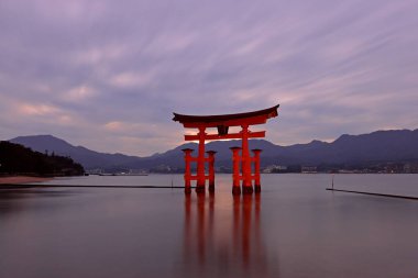 Itsukushima Tapınağı Otorii Kapısı, Miyajimacho, Hiroşima, Japonya 'da ikonik turuncu bir kapı.