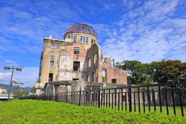Japonya 'nın Hiroşima kentinde İkinci Dünya Savaşı sırasında atom bombası ile imha edilen Endüstriyel Terfi Salonunun Atom Bombası İkonik kalıntıları.