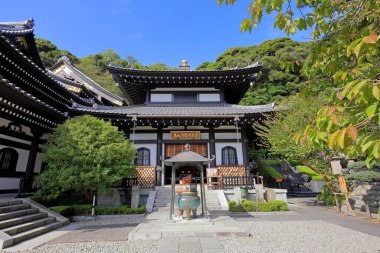 Hasedera, bir Budist tapınağı ve Kamakura, Kanagawa, Japonya 'da Kannon tanrısının devasa ahşap heykeli ile bahçeler.