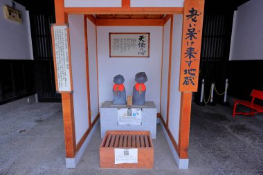 Inuyama, Aichi, Japonya 'daki Inuyama Kalesi yakınlarında küçük bir tapınak.