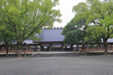 Atsuta jingu tapınağı, Jingu, Atsuta Ward, Nagoya, Aichi, Japonya 'da selvi ağaçlarıyla çevrili saygıdeğer bir Shinto tapınağı.
