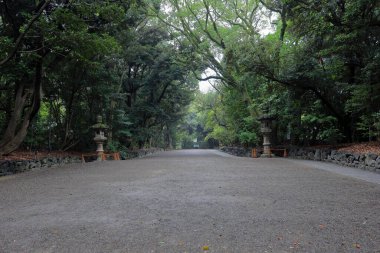 Atsuta jingu tapınağı, Jingu, Atsuta Ward, Nagoya, Aichi, Japonya 'da selvi ağaçlarıyla çevrili saygıdeğer bir Shinto tapınağı.