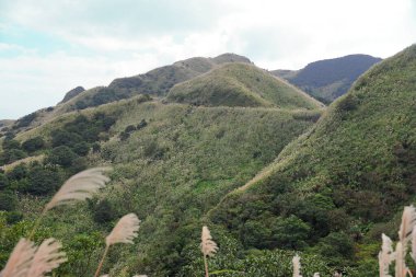 Taipei Tayvan 'da popüler bir turizm merkezi olan Jinguashi ve Jiufen bölgesinin dağ manzarası