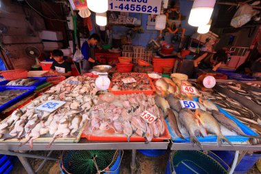 Bangkok, Tayland - 27 Eylül 2024 Khlong Toei Pazarı, meyve, sebze, et ve deniz ürünlerinden tutun da Khlong Toei, Bangkok, Tayland 'da geniş bir taze gıda pazarı.