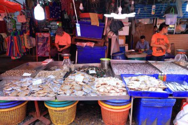 Bangkok, Tayland - 27 Eylül 2024 Khlong Toei Pazarı, meyve, sebze, et ve deniz ürünlerinden tutun da Khlong Toei, Bangkok, Tayland 'da geniş bir taze gıda pazarı.