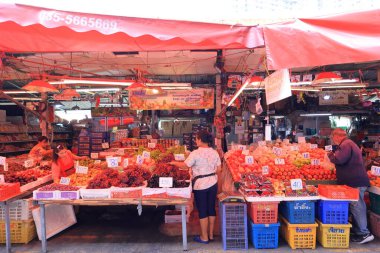 Bangkok, Tayland - 27 Eylül 2024 Khlong Toei Pazarı, meyve, sebze, et ve deniz ürünlerinden tutun da Khlong Toei, Bangkok, Tayland 'da geniş bir taze gıda pazarı.