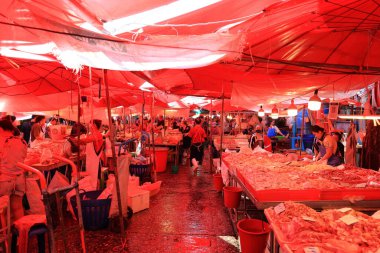 Bangkok, Tayland - 27 Eylül 2024 Khlong Toei Pazarı, meyve, sebze, et ve deniz ürünlerinden tutun da Khlong Toei, Bangkok, Tayland 'da geniş bir taze gıda pazarı.