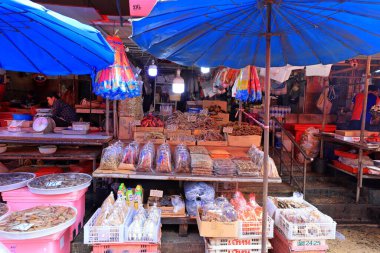 Bangkok, Tayland - 27 Eylül 2024 Khlong Toei Pazarı, meyve, sebze, et ve deniz ürünlerinden tutun da Khlong Toei, Bangkok, Tayland 'da geniş bir taze gıda pazarı.