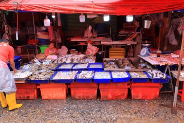 Bangkok, Tayland - 27 Eylül 2024 Khlong Toei Pazarı, meyve, sebze, et ve deniz ürünlerinden tutun da Khlong Toei, Bangkok, Tayland 'da geniş bir taze gıda pazarı.