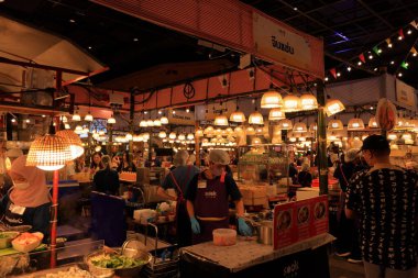 Bangkok, Tayland - 27 Eylül 2024 Khlong Toei Pazarı, meyve, sebze, et ve deniz ürünlerinden tutun da Khlong Toei, Bangkok, Tayland 'da geniş bir taze gıda pazarı.