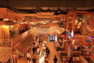 Yüzlerce lüks mağazası ve Khlong San, Bangkok, Tayland 'da kapalı yüzen bir pazarı olan büyük, şık bir alışveriş merkezi.