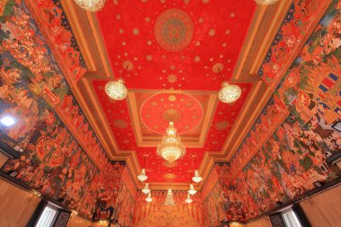 Wat Hualamphong, Tayland, Bangkok 'ta renkli bir aydınlatma salonu ve süslü detayları olan bir Budist tapınağı.