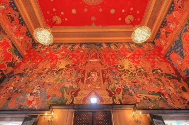 Wat Hualamphong, Tayland, Bangkok 'ta renkli bir aydınlatma salonu ve süslü detayları olan bir Budist tapınağı.