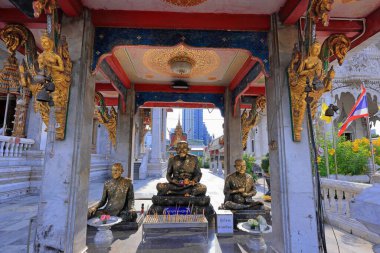 Wat Hualamphong, Tayland, Bangkok 'ta renkli bir aydınlatma salonu ve süslü detayları olan bir Budist tapınağı.