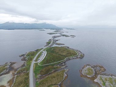 Vevang ve Karvag yakınlarındaki Atlantik Okyanus Yolu 'ndaki (Atlanterhavsveien) Storseisundet Köprüsü