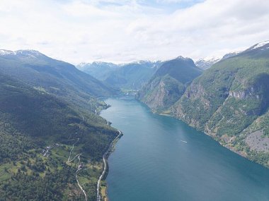 Ornesvingen 'deki Geirangerfjord' un Geiranger, Norveç 'teki Manzarası