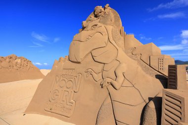 Gongliao Bölgesi, New Taipei Şehri, Tayvan 'da kumdan heykeli olan Fulong Plajı