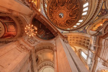 St. Paul Katedrali, 17. yüzyıl katedrali. Londra, İngiltere 'de 365 feet yüksekliğinde bir kubbeye ev sahipliği yapıyor.