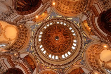 St. Paul Katedrali, 17. yüzyıl katedrali. Londra, İngiltere 'de 365 feet yüksekliğinde bir kubbeye ev sahipliği yapıyor.