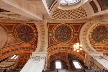 St. Paul Katedrali, 17. yüzyıl katedrali. Londra, İngiltere 'de 365 feet yüksekliğinde bir kubbeye ev sahipliği yapıyor.