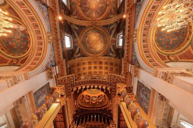 St. Paul Katedrali, 17. yüzyıl katedrali. Londra, İngiltere 'de 365 feet yüksekliğinde bir kubbeye ev sahipliği yapıyor.