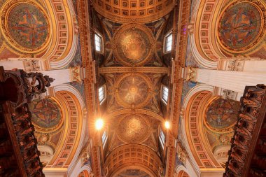 St. Paul Katedrali, 17. yüzyıl katedrali. Londra, İngiltere 'de 365 feet yüksekliğinde bir kubbeye ev sahipliği yapıyor.