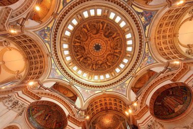 St. Paul Katedrali, 17. yüzyıl katedrali. Londra, İngiltere 'de 365 feet yüksekliğinde bir kubbeye ev sahipliği yapıyor.