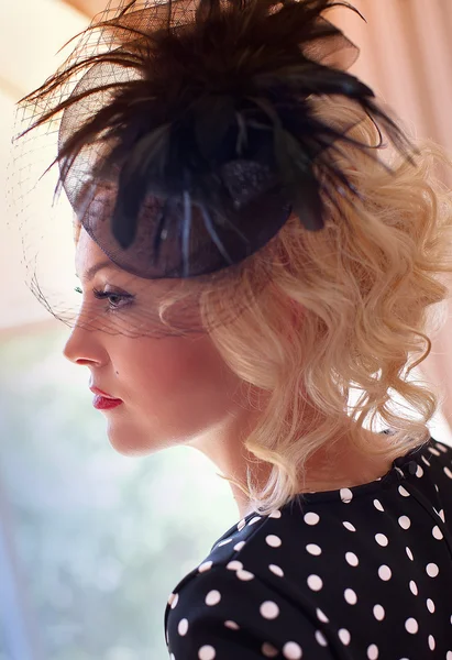 Flickan blondin i en hatt med en slöja — Stockfoto